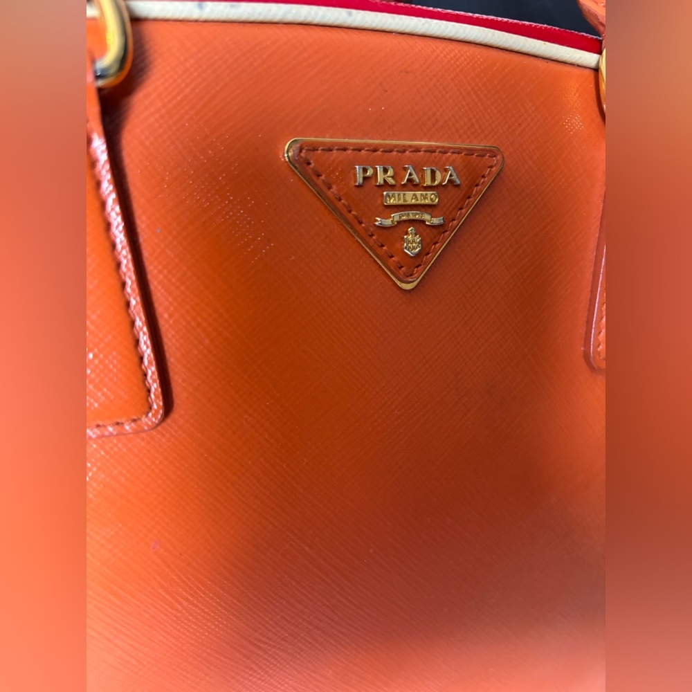 PRADA | RARE Limited Edition Papaya and Rosso Saffiano Vernice Pyramid Frame Bag - Picture 4 of 16